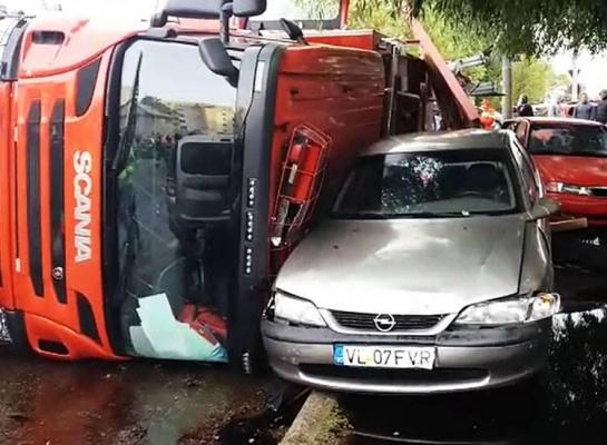 Maşină de pompieri, implicată într-un grav accident rutier! Patru pompieri au fost răniţi şi au ajuns la spital - VIDEO