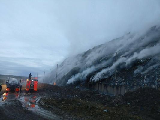 Pompierii se luptă cu flăcările care au mistuit groapa de gunoi din Cluj de mai bine de 12 ore - GALERIE FOTO