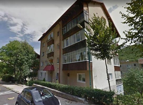 Un bloc din Braşov se poate PRĂBUŞI în orice moment după ce sub el a apărut o groapă de câţiva metri!