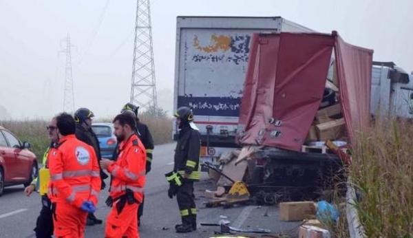 DRAMĂ URIAŞĂ! Un şofer român, tată al unui copil de doi ani, a fost făcut PRAF pe o şosea din Italia, în timp ce îşi repara camionul stricat. Soţia lui e gravidă