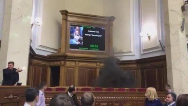 RĂZBOI în Parlament! O grenadă fumigenă a explodat în legislativul ucrainean, mai mulţi parlamentari s-au luat la bătaie (VIDEO)