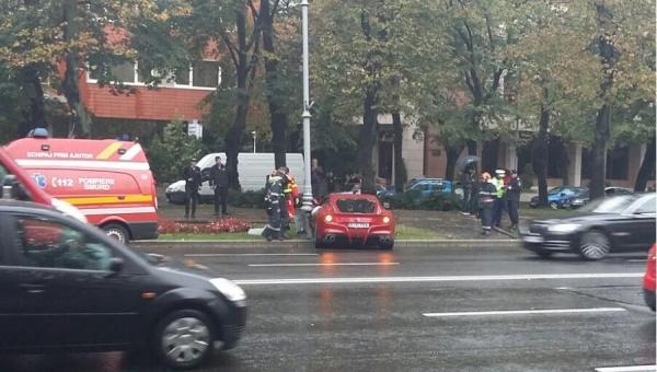 ACCIDENT GROAZNIC în București, un bolid Ferrari s-a transformat într-un morman de fiare. Intervine descarcerarea, SMURD