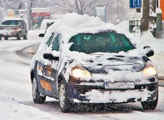 Greşeala pe care toţi şoferii o fac iarna atunci când pornesc motorul: mit sau realitate?