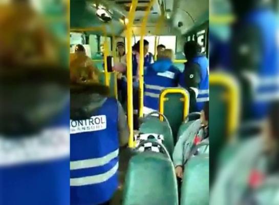 Scandal de amploare în autobuz între călători şi echipele de control: 'Merg fără bilet, se filmează şi pun pe Facebook' - VIDEO