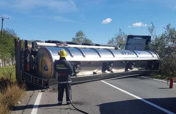 PERICOL URIAŞ! O cisternă plină cu motorină s-a răsturnat de-a latul şoselei, în Dâmboviţa!