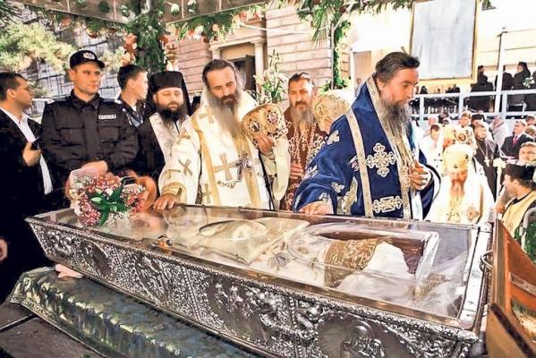 O femeie din Bucureşti cumpără în fiecare an un camion de flori din Olanda pentru moaştele Sfintei Parascheva