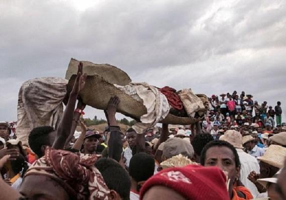 Un RITUAL macabru, în care oamenii își dezgroapă morţii şi dansează cu ei, stă la baza unei epidemii de CIUMĂ fără precedent în ultimii ani. Boala se transmite prin strănut sau tuse