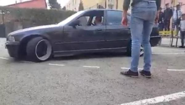 Înregistrare şocantă pe Facebook! Mai mulţi tineri din Târgu-Jiu, protagoniştii unor scene incredibile, în curtea şcolii (VIDEO)