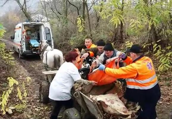 IMAGINI greu de crezut!  O femeie, bolnavă de diabet și inconștientă, este dusă cu CĂRUȚA la ambulanță, după un drum care a durat 30 de minute (VIDEO)