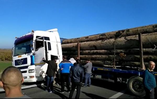 Autostrada A2 a fost blocată, pe sensul spre București, de un autotren cu buşteni care s-a defectat