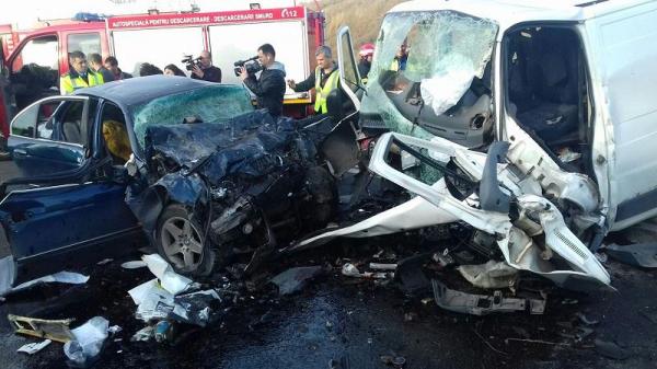 IMPACT DEVASTATOR la Constanța! Trei oameni au murit, iar alți doi sunt încarcerați după ce două mașini s-au ciocnit frontal. Imagini șocante