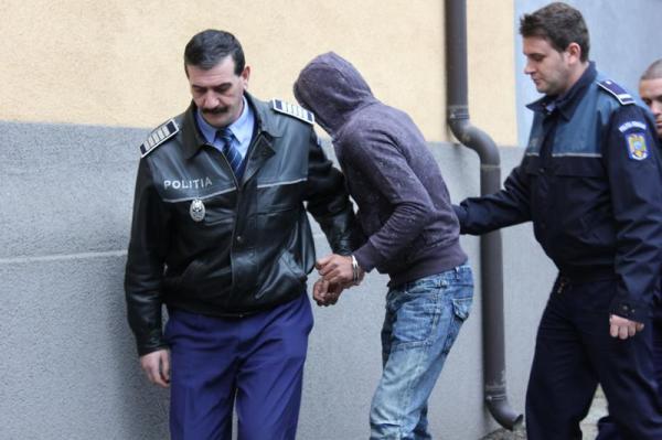 Oroare la Bârlad! Doi adolescenţi de 17 ani beţi morţi au dat buzna peste o bătrânică şi au snopit-o în bătaie. Ce a urmat apoi este halucinant