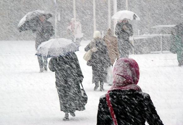 Vine iarna în Capitală! Meteorologii au anunţat când cade prima ninsoare în Bucureşti. "Azi şi mâine, peste ţara noastră va pătrunde o masă de aer rece"