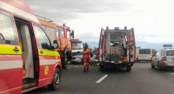Accident în lanţ, în Sibiu. Cinci răniţi în urma impactului violent, printre victime se află şi un copil de 10 ani. Trafic rutier blocat în zonă