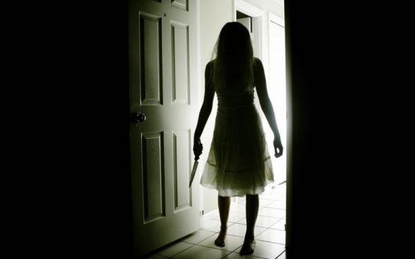 O femeie din Alba s-a îmbătat rangă, a pus mâna pe cuțit și a dat cu sete în bărbatul său, care o certa să termine cu băutura