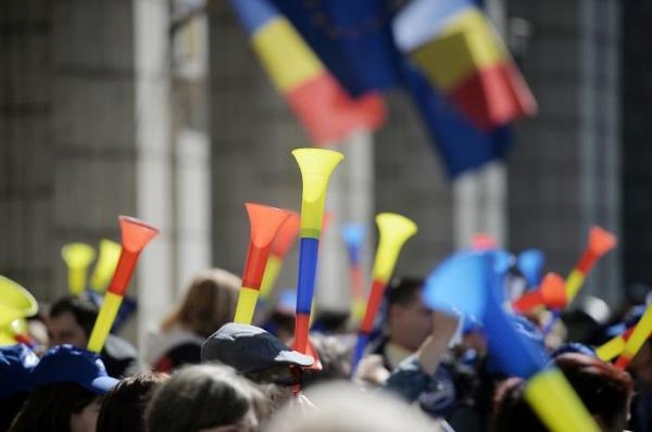 UPDATE: Sute de medici de familie protestează în Piaţa Victoriei din Capitală. Sunt aşteptaţi la masa negocierilor de la Guvern