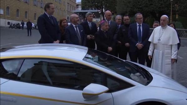 Papa Francisc va vinde un Lamborghini Huracan primit cadou. Preţul, unul astronomic, având în vedere că a bolidul a fost sfinţit chiar de Suveranul Pontif (VIDEO)
