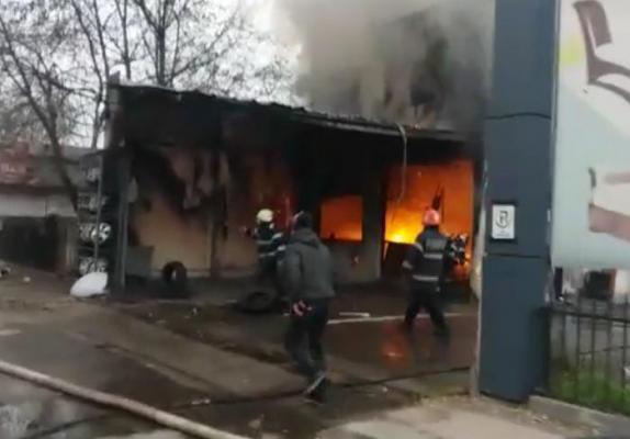 Incendiu devastator în Piteşti. Vulcanizare auto, mistuită de flăcări. Pompierii intervin cu mai multe autospeciale (FOTO)