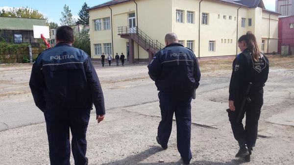 Un elev de 14 ani din Alexandria şi-a aruncat tatăl în arest, după ce l-a chemat la şcoală să bată un coleg