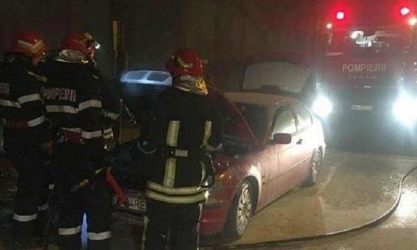 Momente de panică în trafic la Timişoara. Un BMW a luat foc din senin, în maşină se aflau mai mulţi studenţi