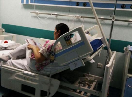 Gest emoționant al unei asistente de la Spitalul Grigore Alexandrescu pentru o fetiță de etnie romă: 'Este şi mama fetiţei în salon, dar nu ştie carte şi are ochii în lacrimi'