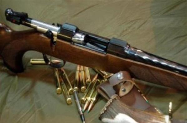 O femeie din Brad mergea liniştită pe stradă cu o armă de vânătoare şi 15 cartuşe în mână şi s-a trezit înconjurată de poliţişti