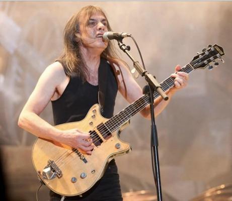 Malcolm Young, fondator al trupei AC/DC, a murit la vârsta de 64 de ani - VIDEO