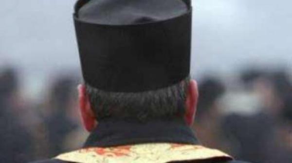 Păcat de moarte comis de preotul din satul doljean Grindeni! Sătenii sunt îngroziţi de ce au găsit în curtea casei parohiale