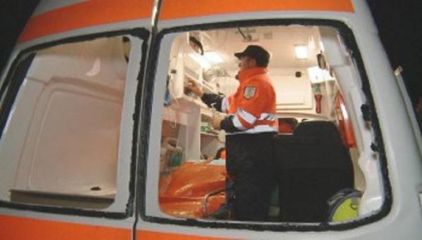 A murit cu zile! O femeie n-a putut fi resuscitată de medicii de pe ambulanţă pentru că au fost atacaţi cu pietre chiar de familia pacientei