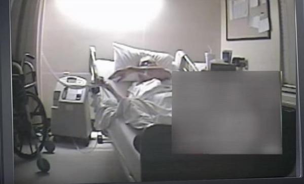 Şocant! Două infirmiere râd şi batjocoresc un bătrânel de 89 de ani, în timp ce omul le cere ajutorul şi strigă că se sufocă. În cele din urmă, bărbatul moare (VIDEO)