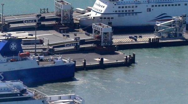 Tragedie în Franţa! O tânără româncă s-a sinucis în Portul Calais, aruncându-se în apă de la bordul unui feribot. Momentul a fost surprins de camerele video