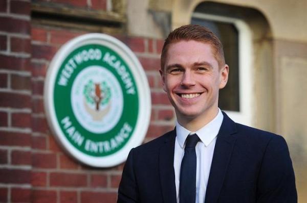 Poveste de succes! La doar 33 de ani, a preluat una dintre cele mai proaste școliI din țară și a transformat-o într-un loc incredibil (FOTO)