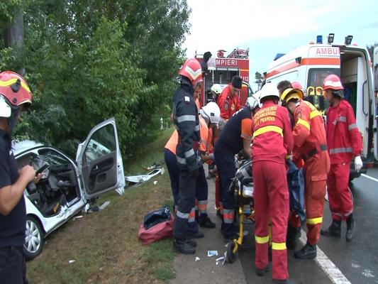 Băut, fără permis şi cu o intenţie teribilă, un tânăr prahovean şi-a convins fosta iubită să urce în maşină. Singurul lucru pe care l-a mai putut face fata înainte de impact a fost să ţipe de groază