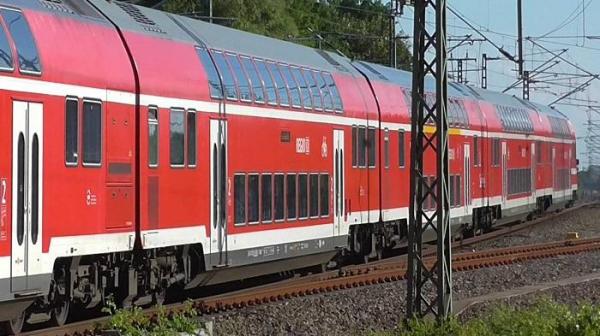 Probleme fără sfârşit pe căile ferate. Trafic feroviar blocat în întreg judeţul Vâlcea, din cauza unei locomotive care s-a defectat