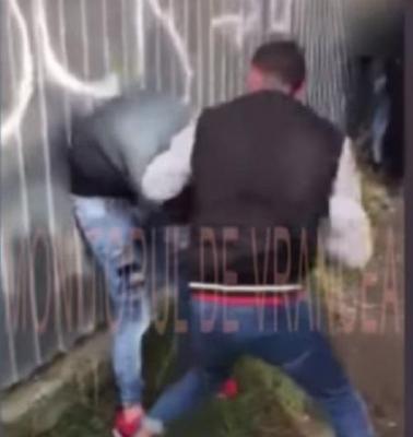 Bătaie cu pumni şi picioare, între doi elevi din Focşani. Colegii îi filmează de pe margine şi îi încurajează | VIDEO