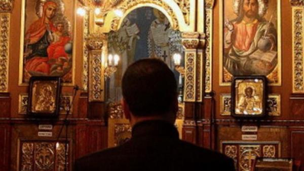 Jaf la o casă parohială. Hoţii au plecat cu o pradă impresionantă: bani, carduri, acte şi bijuterii. Preotul spune că s-a acţionat la pont