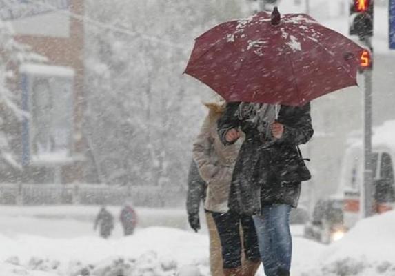 Meteorologii au refăcut avertizările de ninsoare pentru următoarele 24 de ore. În ce zone se va depune un strat de zăpadă şi unde va fi viscol