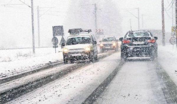 Ninsoare şi viscol în România. Se circulă în condiţii de iarnă pe mai multe drumuri naţionale. Unde se intervine pentru deszăpezire (VIDEO)