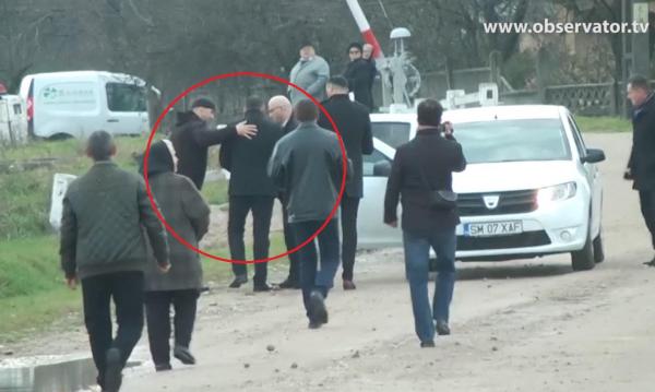 Momentul în care Răzvan Rentea, tânărul care ar fi comis tripla crimă de la Satu Mare, e săltat de poliţişti de la înmormântarea victimelor sale (Video)