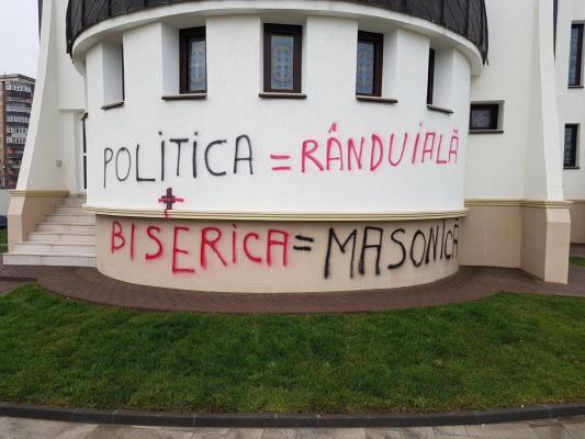 Catedrala din Râmnicu Vâlcea a fost vandalizată: 'Politică+Biserică=Rânduială Masonică' - GALERIE FOTO