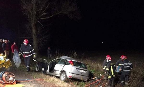 Accident groaznic în Arad. Sunt doi morţi şi doi răniţi grav, după ce un autoturism s-a izbit frontal de un TIR