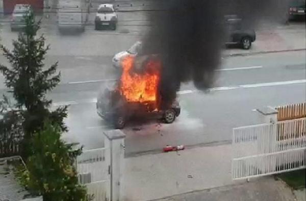 Şoferul a simţit miros de fum, dar a dat ventilaţia la maxim şi a accelerat. Apoi a sărit din mers, ca să-şi salveze viaţa (VIDEO)