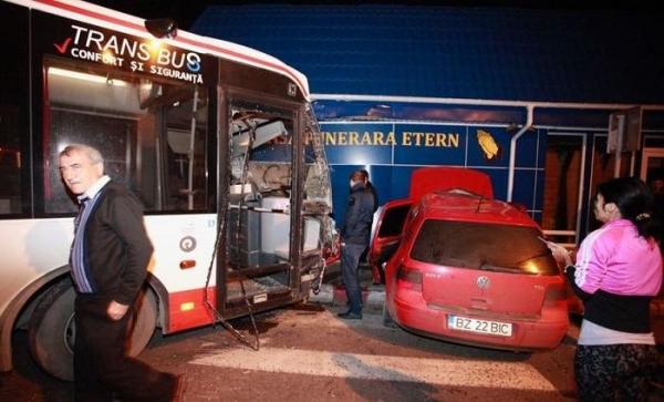 Accident bizar în Buzău: o mașină și un autobuz s-au ciocnit și au ajuns într-un magazin de pompe funebre