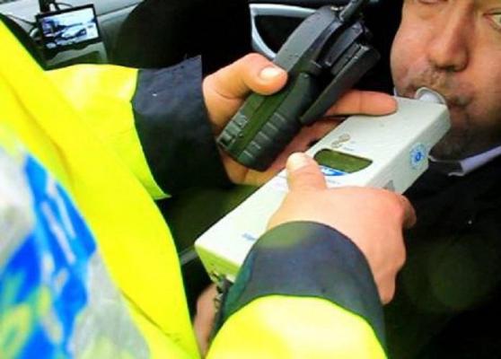 Tânăr din Ploiești, prins de polițiști beat mort la volan. I-au luat permisul. Același tânăr, prins din nou, în aceeași zi, și mai beat ca prima oară