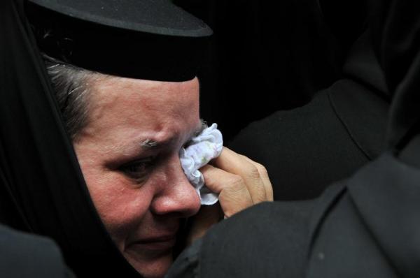 Măicuţă stâlcită cu bătaia de un fost poliţist care ar fi urât de moarte slujitorii Bisericii. Femeia mătura frunzele din faţa blocului: "L-am văzut pe Diavol"