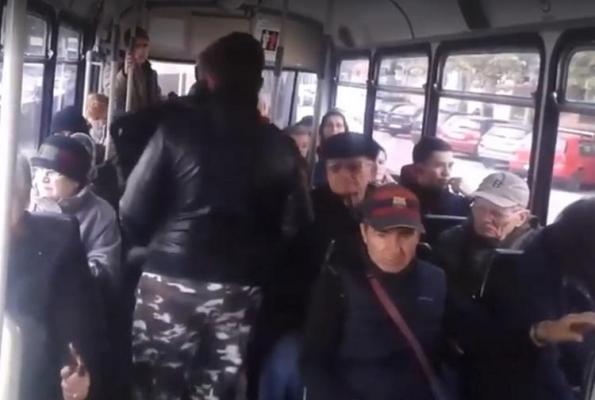 Tânărul care vânează HOŢII din mijloacele de transport în comun a dat din nou lovitura! A filmat SCENE INCREDIBILE într-un tramvai (VIDEO)