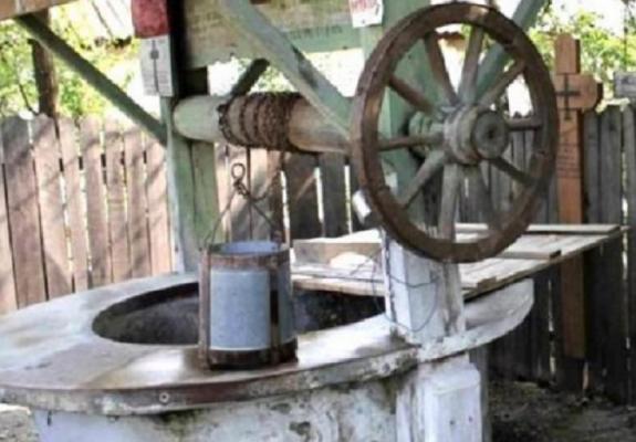 Pompierii au fost chemaţi în Dorohoi ca să salveze o femeie din fântână. Când au ajuns, militarii au făcut o descoperire terifiantă