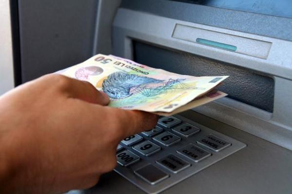 Un tânăr a găsit o mică avere lângă un bancomat din Cluj! Toată lumea a fost UIMITĂ de gestul său
