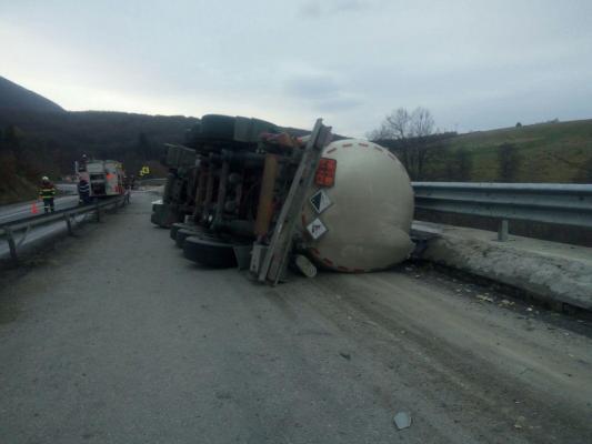 PERICOL DE EXPLOZIE la Codlea! O cisternă de 20 de tone cu sodă caustică s-a răsturnat şi sunt scurgeri. Trafic oprit pe DN1