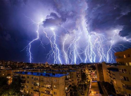 Cod PORTOCALIU de ploi puternice şi descărcări electrice, emis de specialiştii ANM